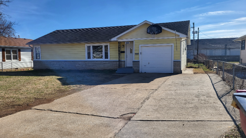 1420 W Poplar St - Photo 2 of 30