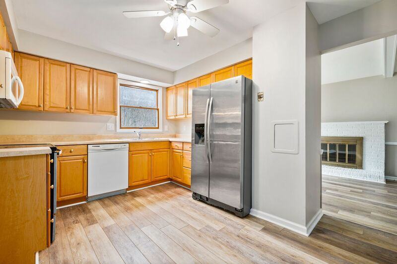 1844 Dolphin Dr - Photo 3 of 10