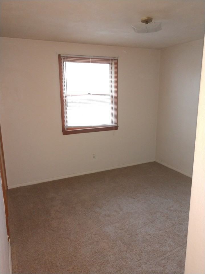 403 Ellen - 5 #5 - Photo 5 of 11