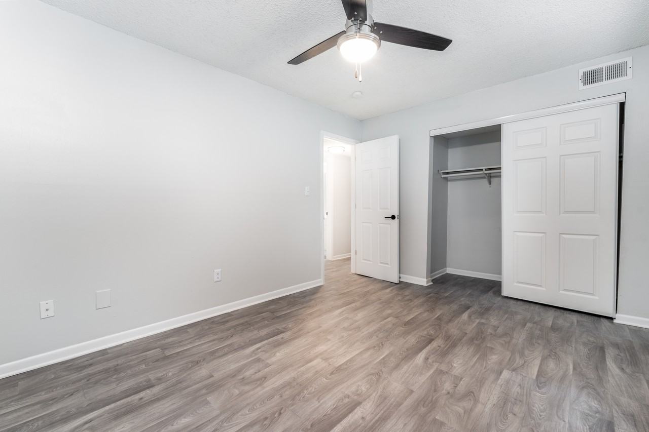 Edgewater Village Apartments - Photo 5 of 48