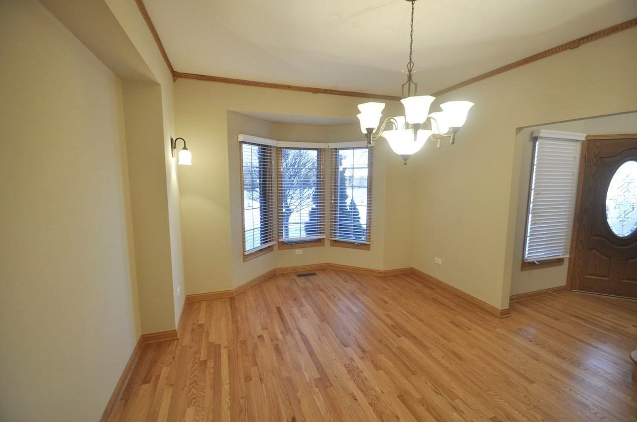 16027 Ridgewood Dr - Photo 2 of 14