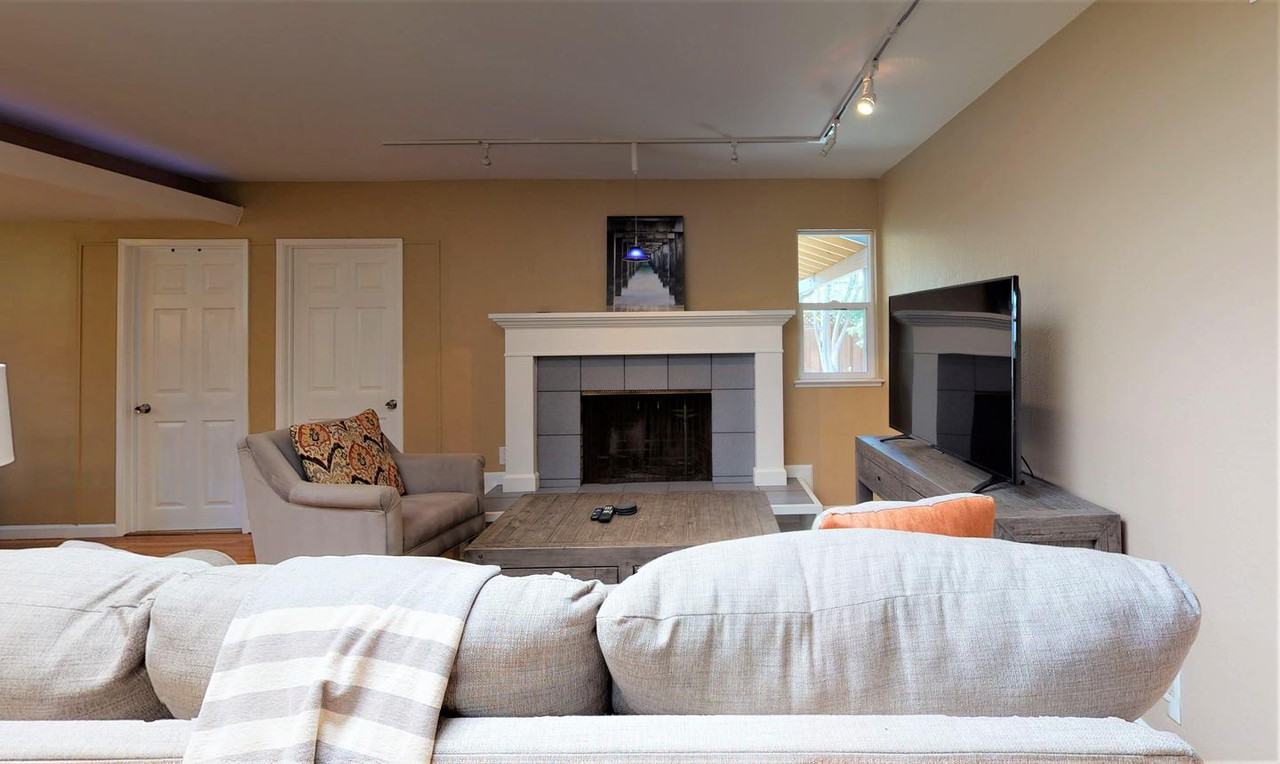 Welcoming Santa Clara home by El Camino Real - Photo 2 of 18