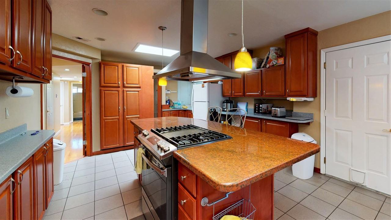Welcoming Santa Clara home by El Camino Real - Photo 7 of 18