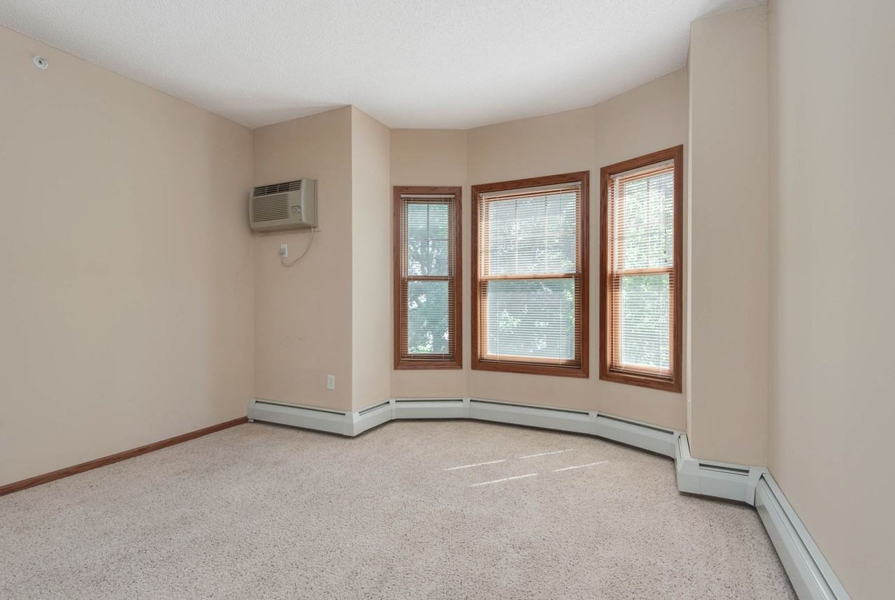 Oaks Hiawatha Station - Photo 3 of 43