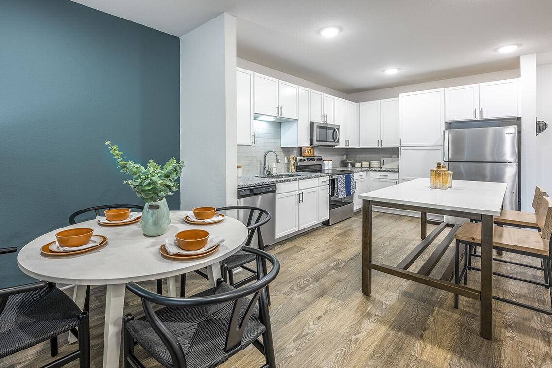 Novo Kendall Town - Photo 3 of 33