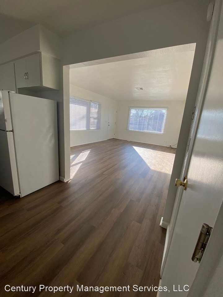 1154 West 8th Street - Photo 3 of 8