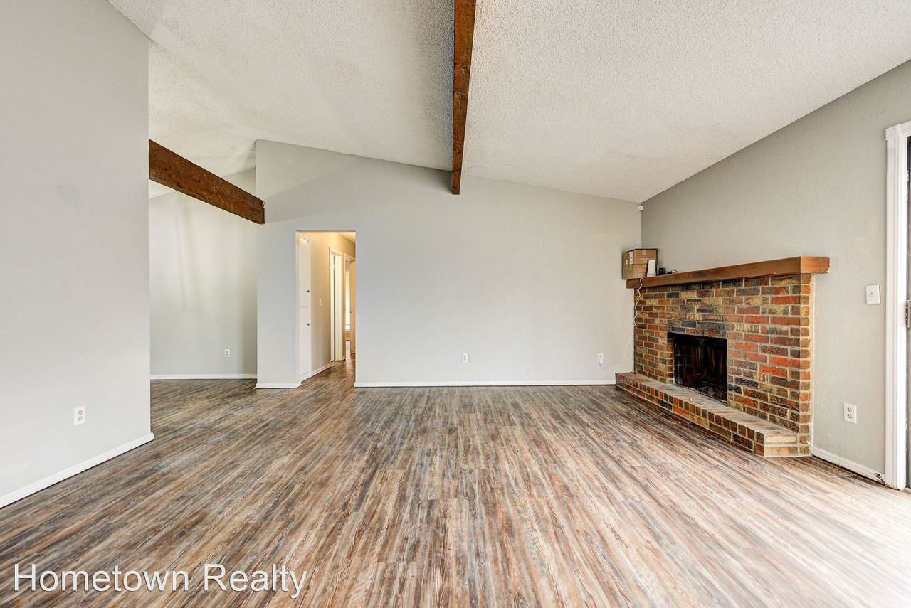 7122 Michelle Ln - Photo 3 of 32