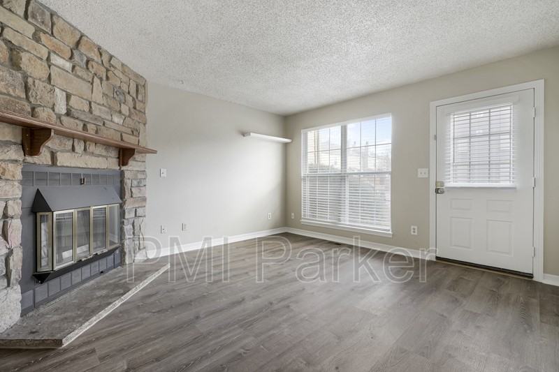 10719 Foxwood Ct - Photo 5 of 23