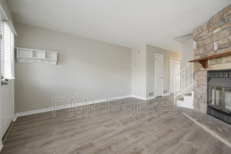 10719 Foxwood Ct - Photo 6 of 23