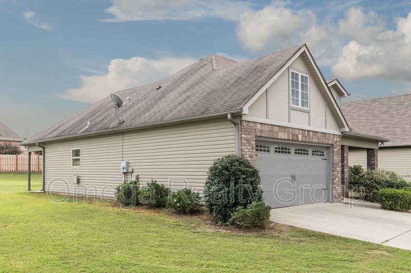 1089 Emerald Ridge Dr - Photo 2 of 46