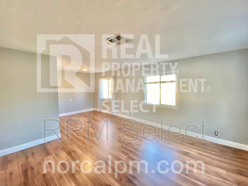 241 El Camino Ave - Photo 2 of 10