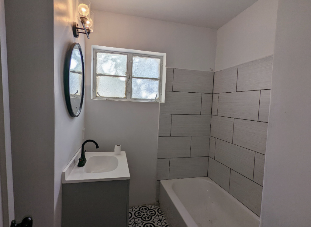 1406 W Whitton Ave - Photo 3 of 5