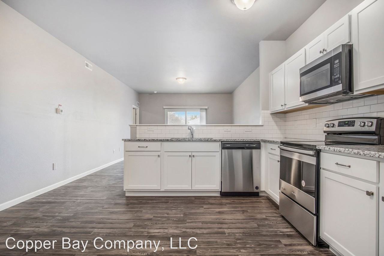 15915 Cedar St - Photo 3 of 24
