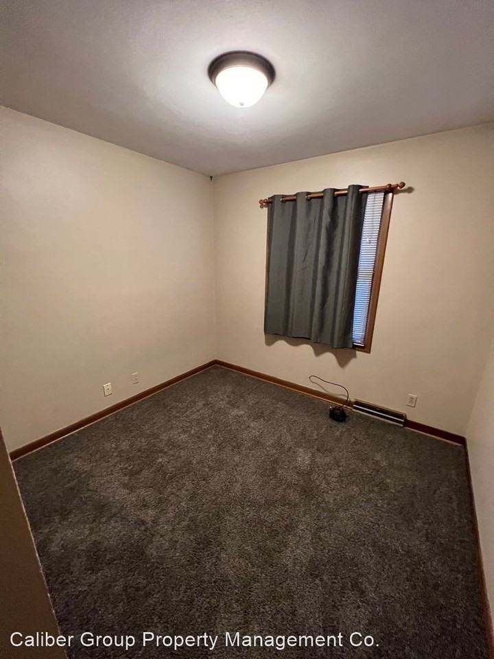 724 W 28th St - Photo 3 of 9