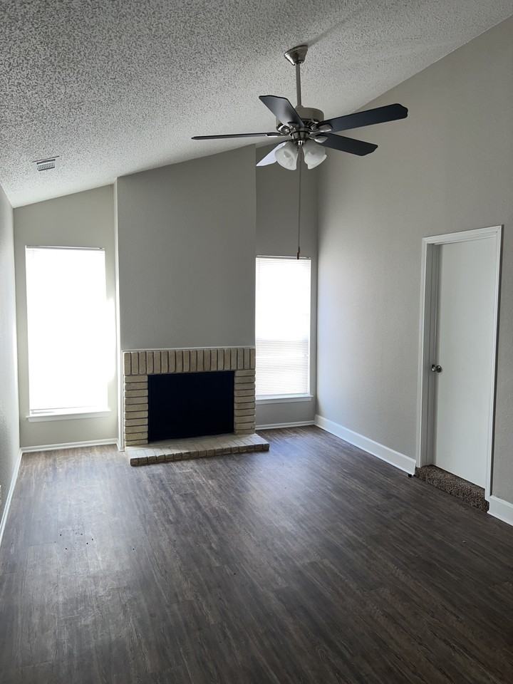 9723 Berryville - Photo 2 of 11