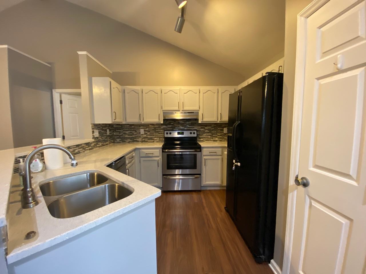 1350 Hathshire Dr - Photo 4 of 19