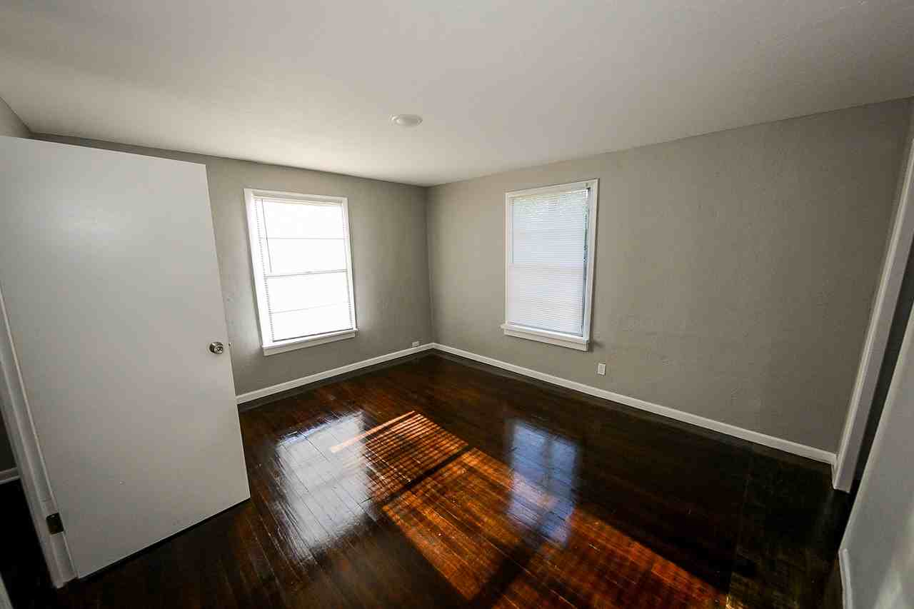 416 N Austin Ave #1 - Photo 4 of 6