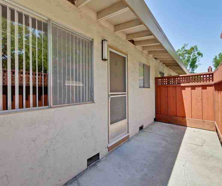 924 Mangrove Ave - Photo 2 of 10