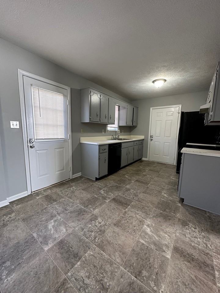 1058 Bush Ave - Photo 3 of 11