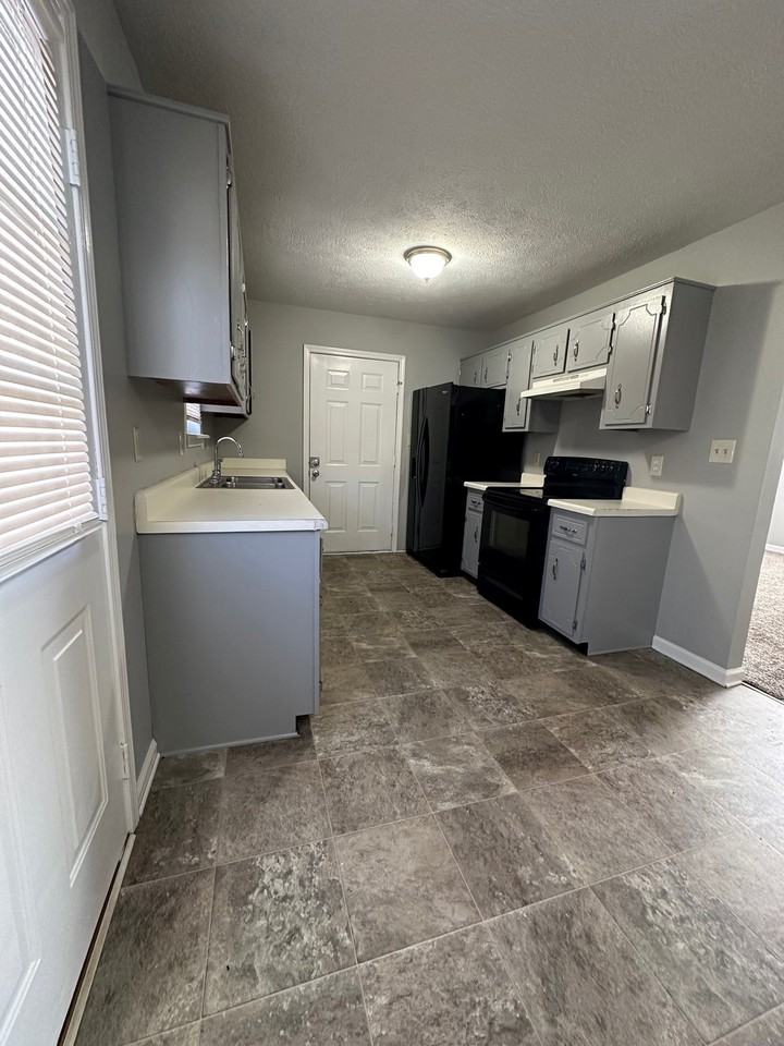 1058 Bush Ave - Photo 4 of 11