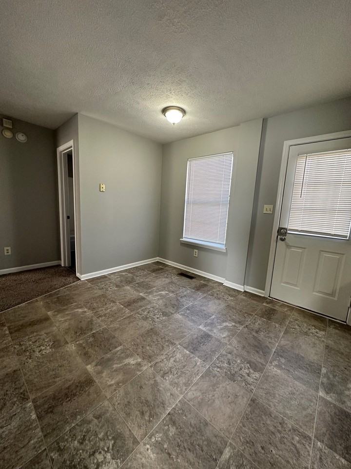 1058 Bush Ave - Photo 5 of 11