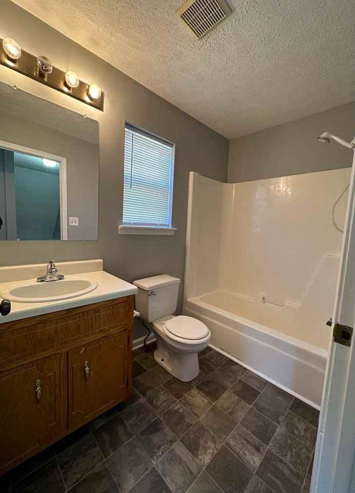 1058 Bush Ave - Photo 7 of 11