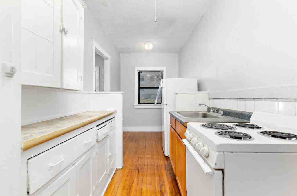 901 E Linwood Blvd - Photo 4 of 11