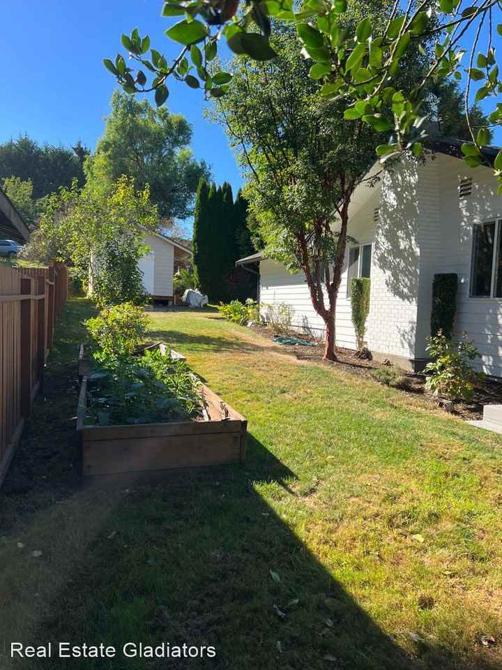 1036 Avenue A - Photo 3 of 24