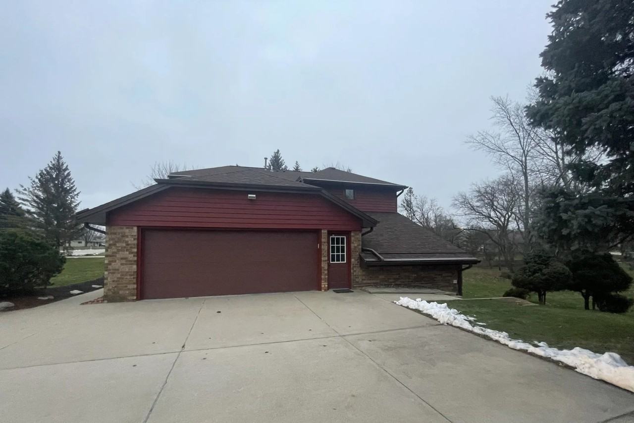 4365 S 114th St - Photo 3 of 27