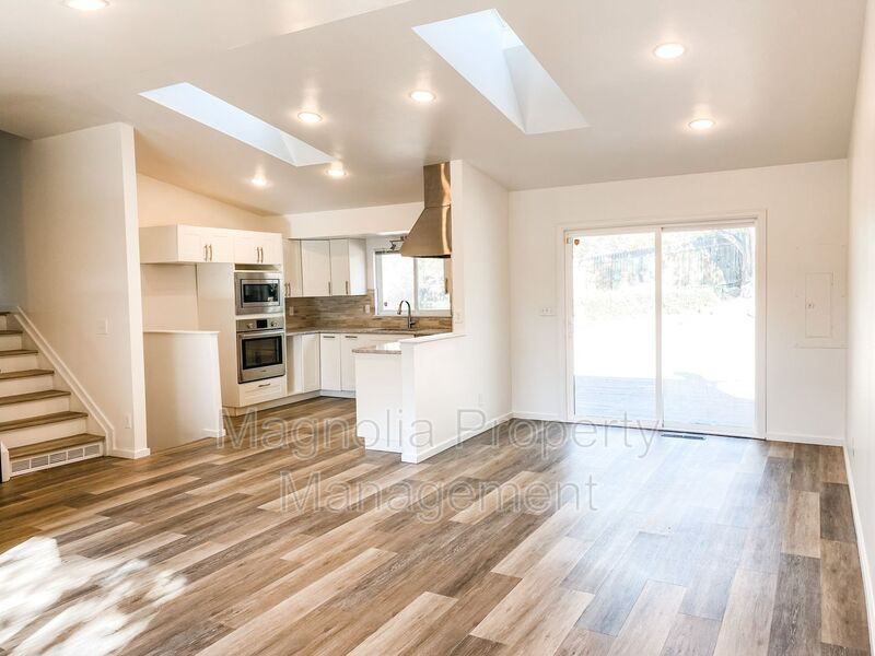 1724 Robidoux Cir - Photo 2 of 13