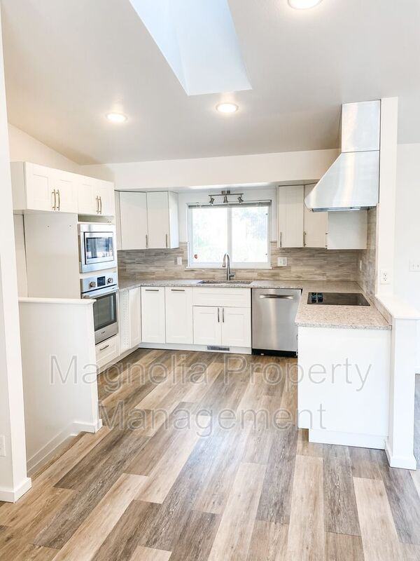 1724 Robidoux Cir - Photo 3 of 13