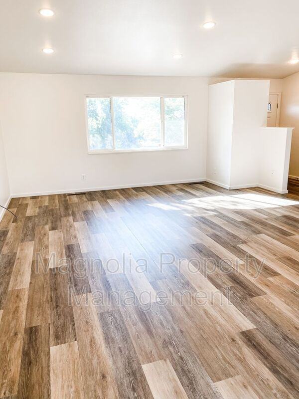 1724 Robidoux Cir - Photo 4 of 13