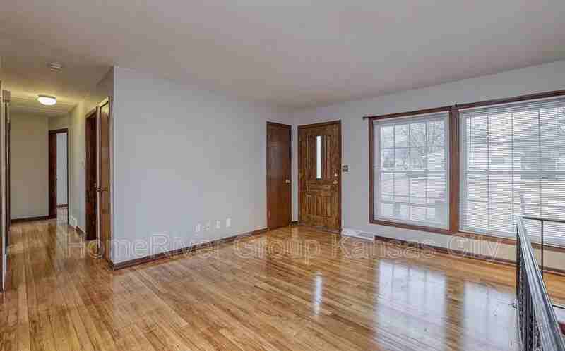 11217 E 32nd Ter S - Photo 3 of 29