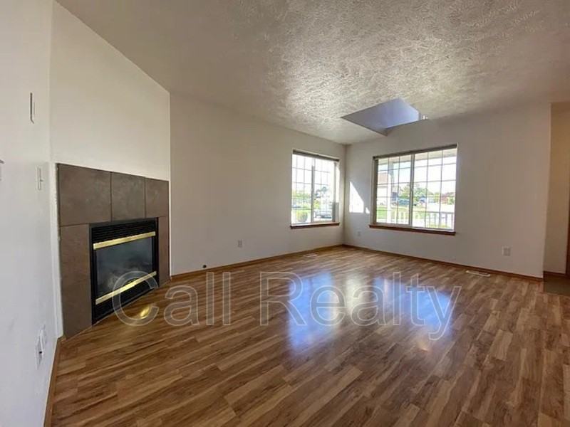 921 S Shelley Lake Ln - Photo 2 of 16