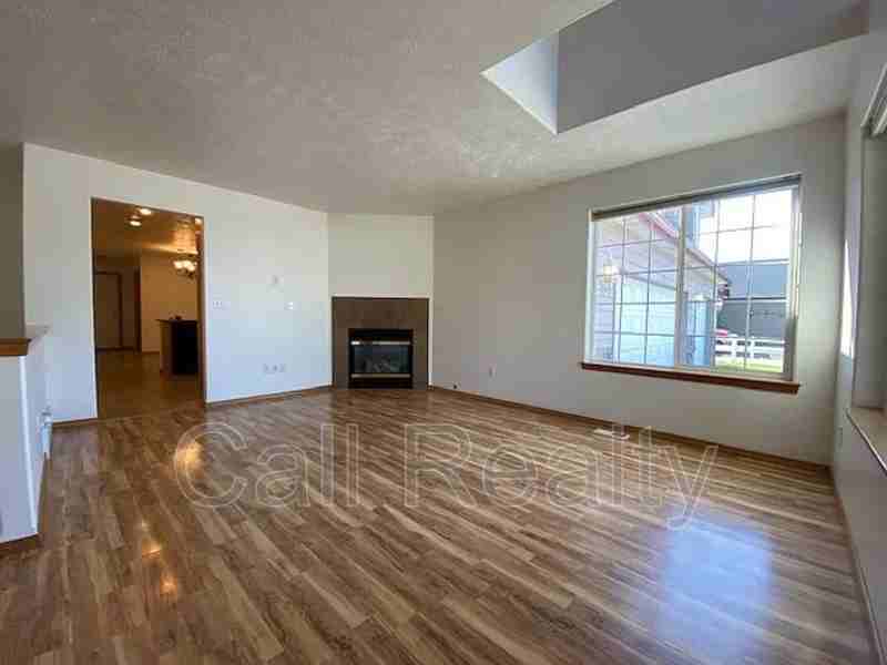 921 S Shelley Lake Ln - Photo 3 of 16