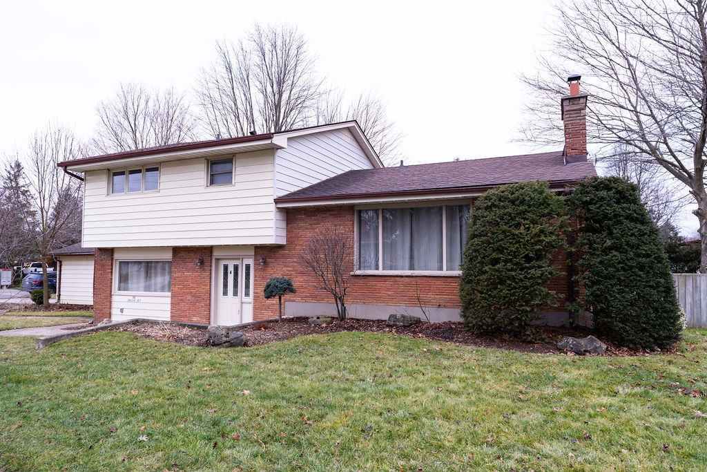 1 Larkspur Cres - Photo 3 of 26