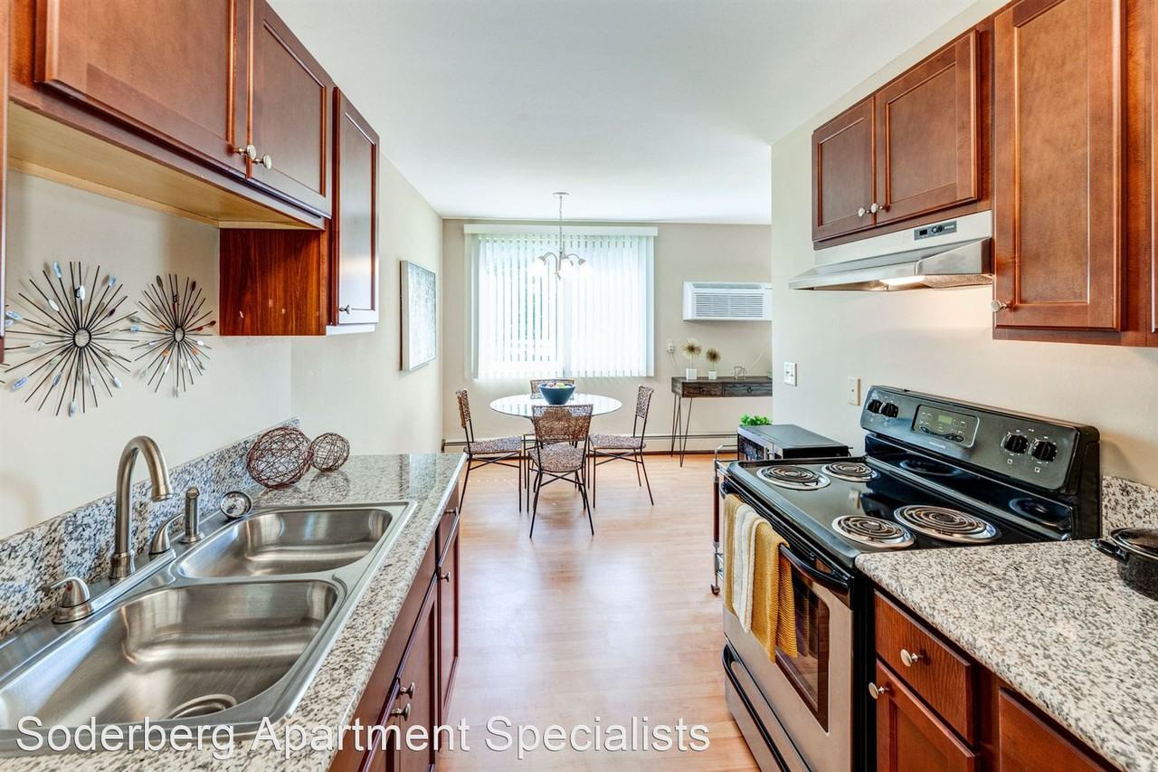 241 Yosemite Circle N - Photo 2 of 15