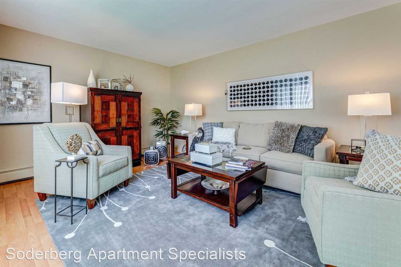 241 Yosemite Circle N - Photo 3 of 15