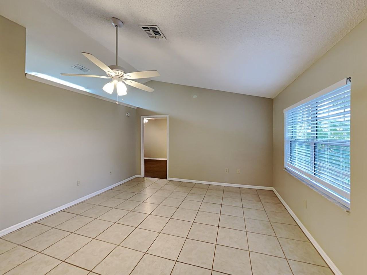 6418 Huntington Dr - Photo 3 of 18