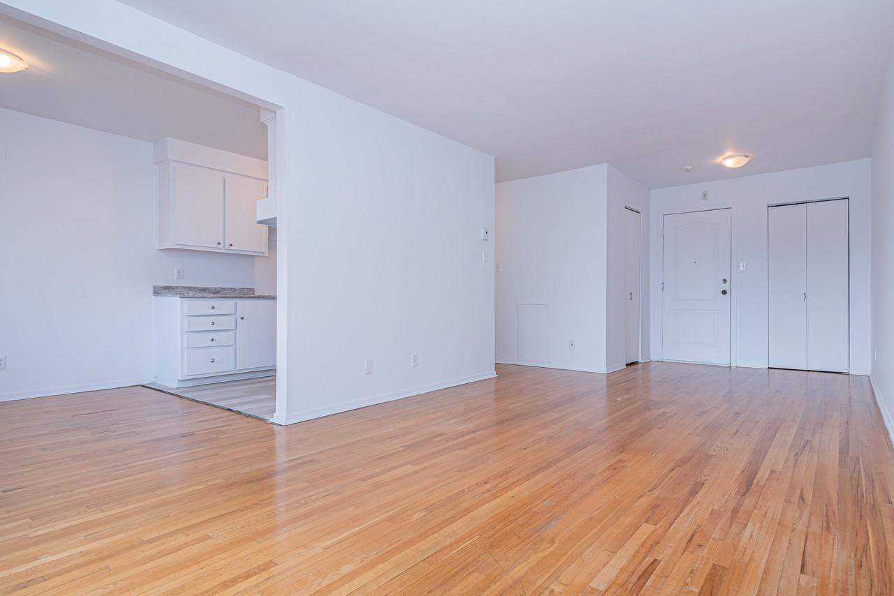 Plaza Apartments 220 Boul Montréal, QC H8P 2P8