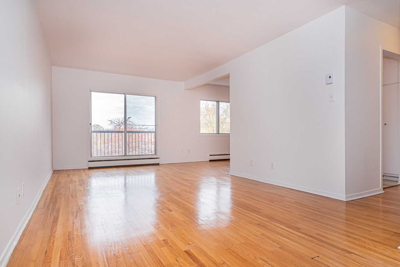 Plaza Apartments 220 Boul Montréal, QC H8P 2P8