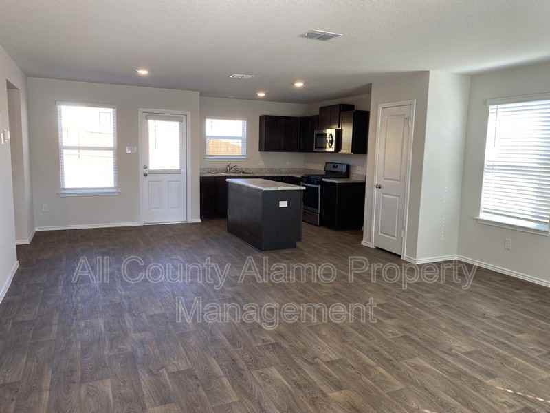 5756 Lahm - Photo 3 of 11