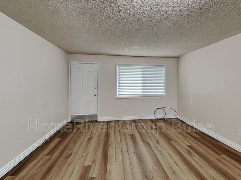 106 N Homedale Ave - Photo 5 of 15