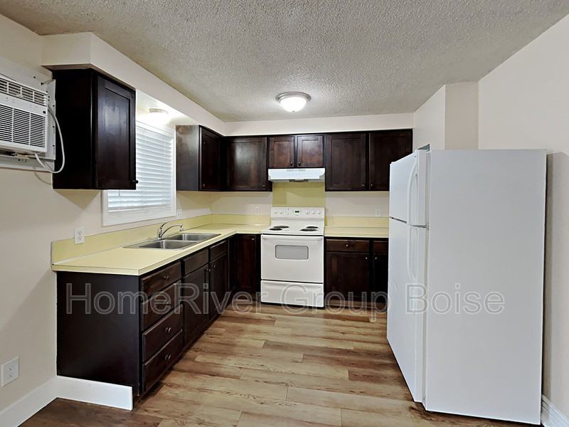 106 N Homedale Ave - Photo 2 of 15