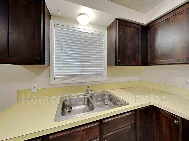106 N Homedale Ave - Photo 4 of 15