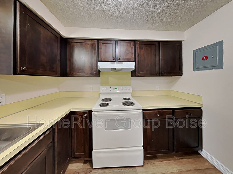 106 N Homedale Ave - Photo 3 of 15