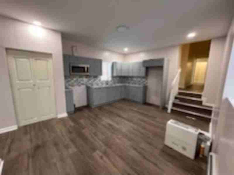 422 S Poplar St - Photo 3 of 11