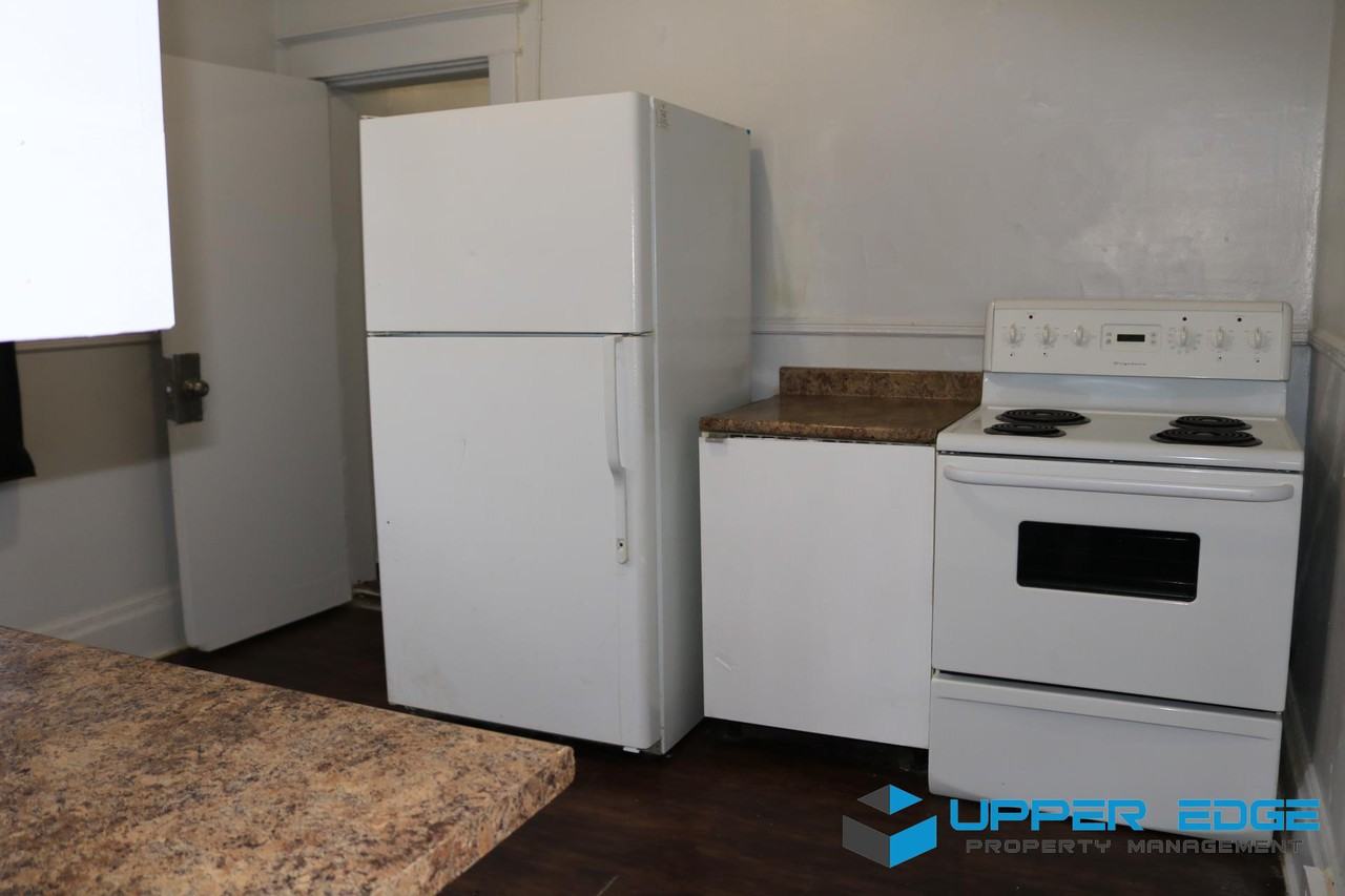 537 Redwood Ave - Photo 3 of 9