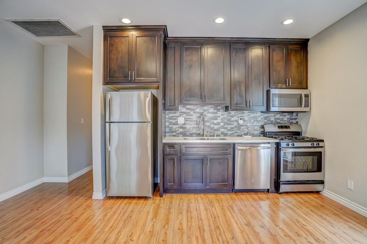 2352 Portland St - Photo 2 of 19