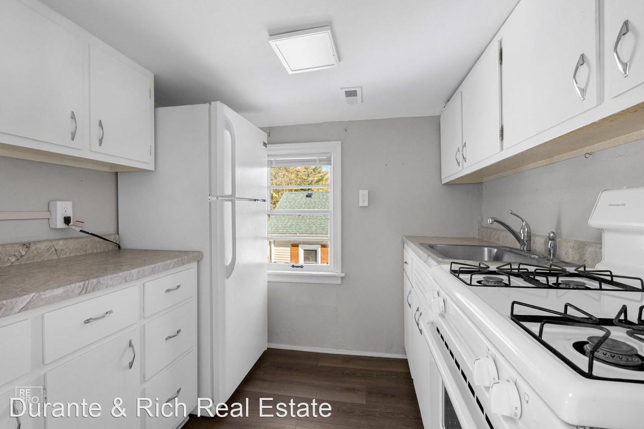 521 E Wilson St - Photo 2 of 10